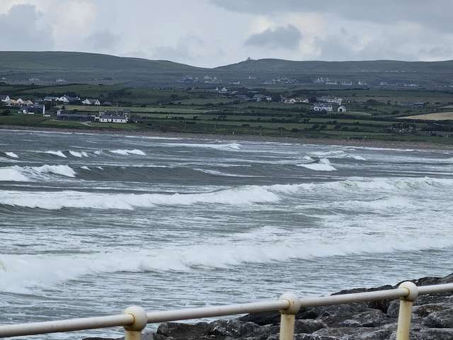 plenty of swell with the tide on the rocks but a lot of whitewater